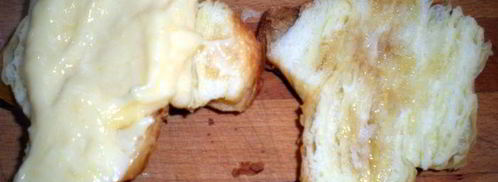 круассаны — пирожные с кондитерским кремом и лепестками миндаля. Шаг 9