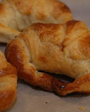 Круассаны с конфитюром и шоколадным сыром