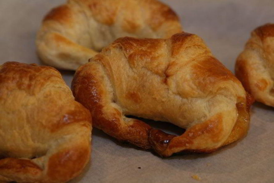 Рецепт круассанов с конфитюром и шоколадным сыром