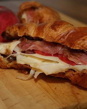 Круассаны с сыром, персиком и пармской ветчиной