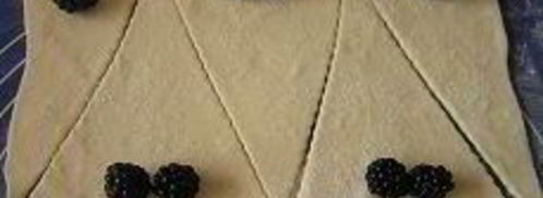 круассаны с земляникой, ежевикой и шоколадом. Шаг 5