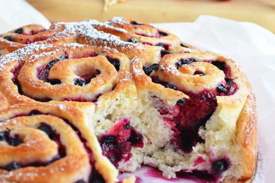 Рецепт праздничных булочек с летнимей ягодами