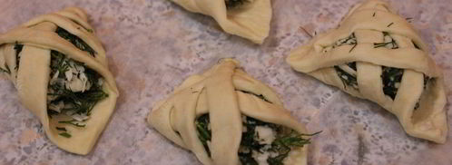 быстрые слойки с брынзой и зеленью. Шаг 6