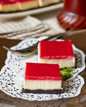 Чизкейк с белым шоколадом и клубничным желе