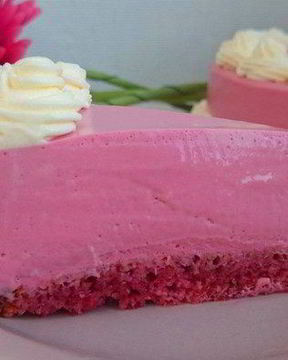 Холодный розовый чизкейк