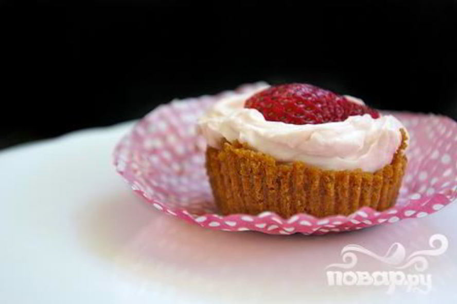 Рецепт мини-чизкейков с клубникой