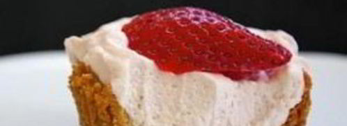 мини-чизкейки с клубникой. Шаг 8