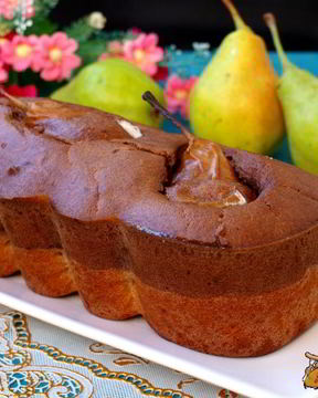 Двухцветный манный кекс с целыми грушами