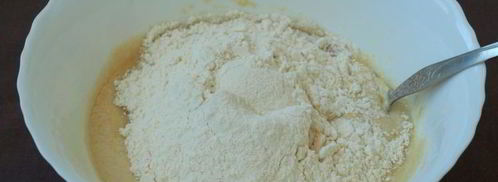 двухцветный манный кекс с целыми грушами. Шаг 3