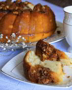 Кекс с имбирем и ореховым топпингом