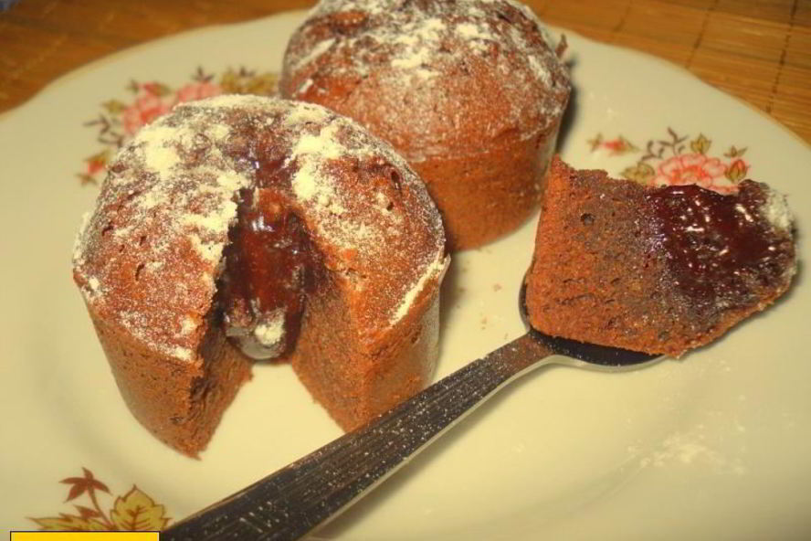 Рецепт кексов с жидкой шоколадной начинкой в формочках