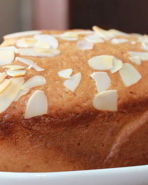 Лимонный кекс с миндальными лепестками