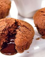 Шоколадные кексы с малиновым соусом