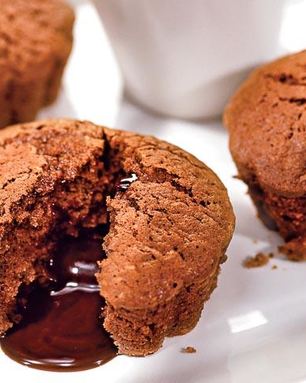 Шоколадные кексы с малиновым соусом