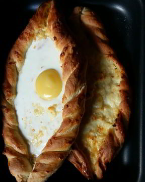 Хачапури по-аджарски с сыром сулугуни и яйцом