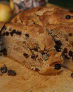 Домашний хлеб с корицей и изюмом