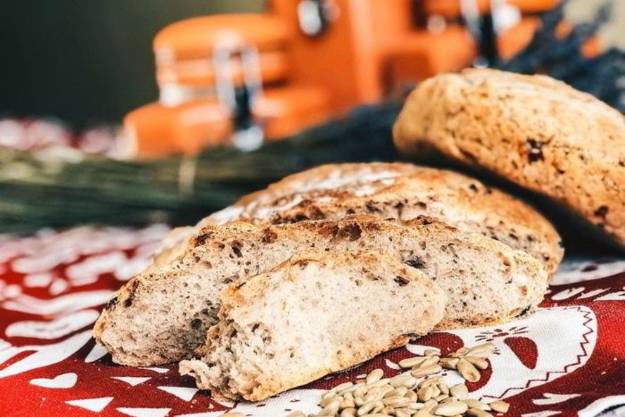 Рецепт хлеба на ночной опаре с карамелизированным луком