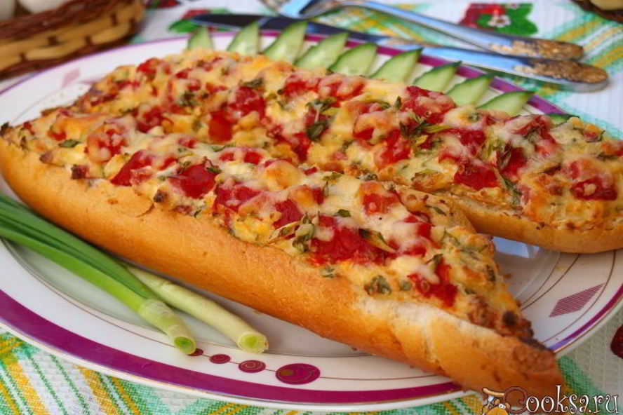 Рецепт запеченного багета с колбасой и помидорами