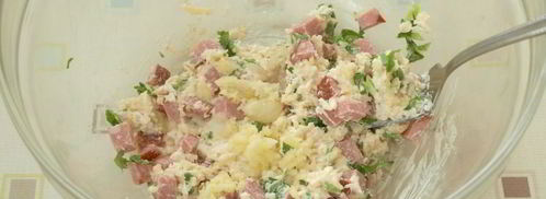 запеченный багет с колбасой и помидорами. Шаг 2