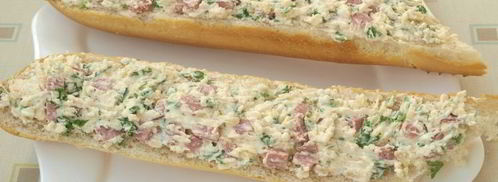 запеченный багет с колбасой и помидорами. Шаг 3