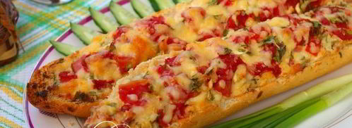 запеченный багет с колбасой и помидорами. Шаг 5