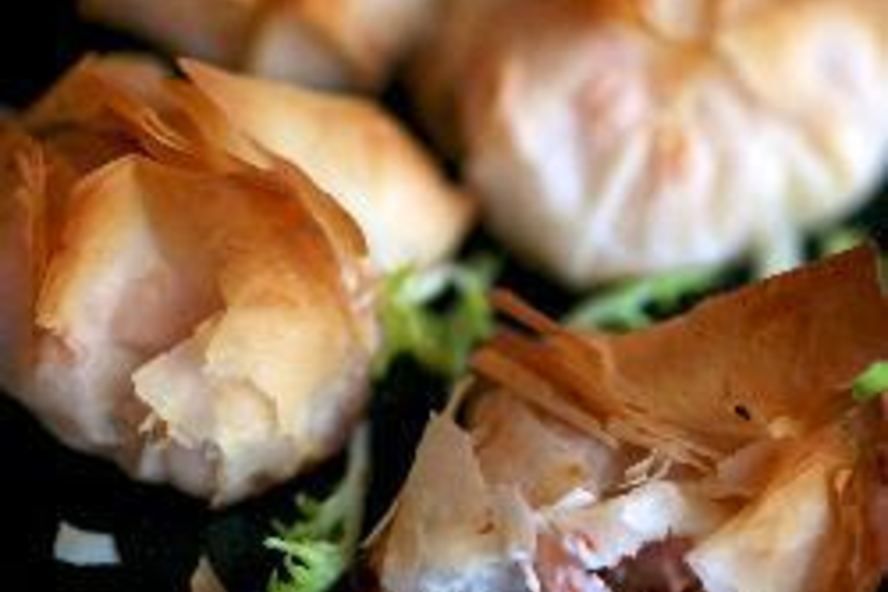 Рецепт конвертиков из фило с фетой и креветками