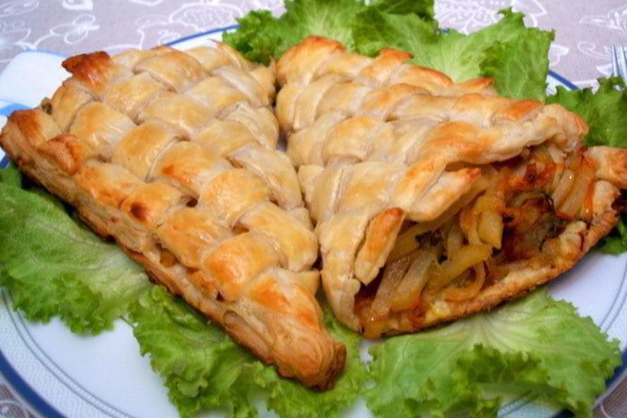 Рецепт конвертиков из слоеного теста с начинкой из рыбы и овощей