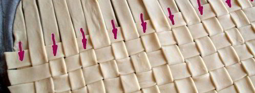 конвертики из слоеного теста с начинкой из рыбы и овощей. Шаг 3