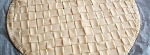 конвертики из слоеного теста с начинкой из рыбы и овощей. Шаг 4