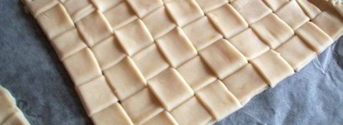 конвертики из слоеного теста с начинкой из рыбы и овощей. Шаг 6