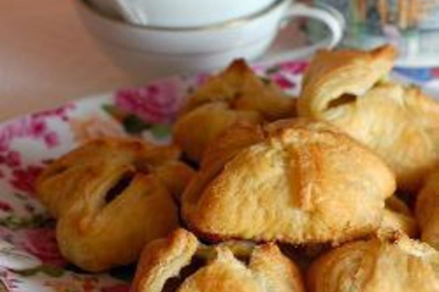 Рецепт конвертиков из слоеного теста с яблоками