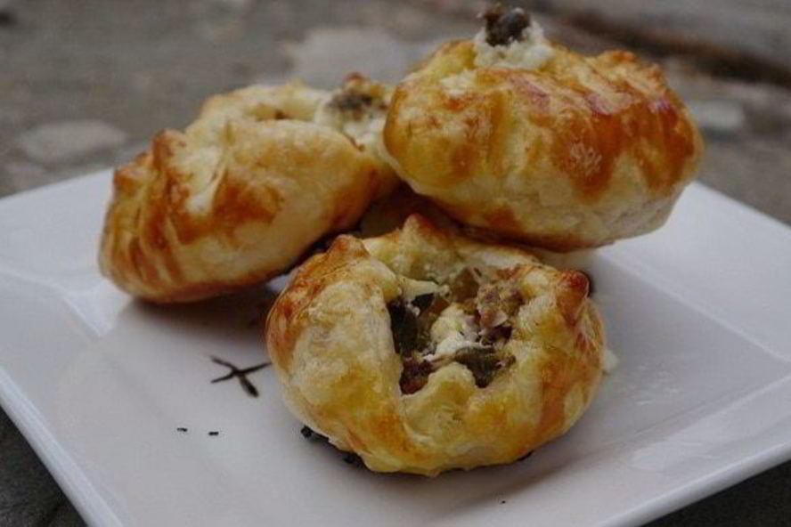 Рецепт конвертиков с козьим сыром, каперсами и анчоусами