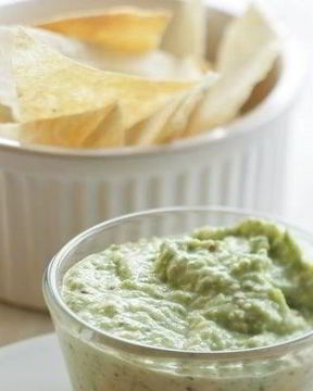 Чипсы из лаваша с соусом из авокадо