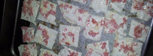 чипсы из лаваша с яйцом сыром и колбасой. Шаг 3