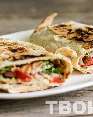 Хрустящий лаваш с сыром и помидорами