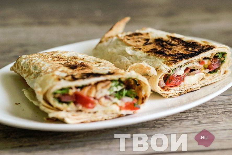 Рецепт хрустящего лаваша с сырома и помидорами