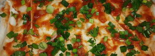 лаваш, запеченный с оливковой пастой, томатным соусом, зеленью и кунжутом. Шаг 3