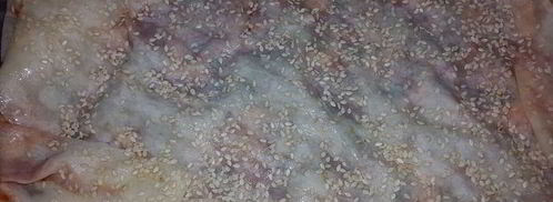 лаваш, запеченный с оливковой пастой, томатным соусом, зеленью и кунжутом. Шаг 4