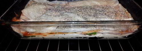 лаваш, запеченный с оливковой пастой, томатным соусом, зеленью и кунжутом. Шаг 5