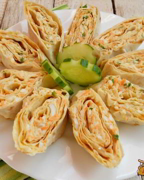 Рулетики из лаваша с сыром, яйцами и морковью