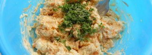 рулетики из лаваша с сыром, яйцами и морковью. Шаг 4