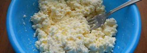 рулетики из лаваша с творогом жареные на сковороде. Шаг 2