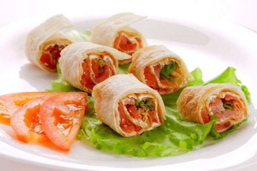 Рецепт рулетиков из тонкого лаваша со слабосоленой семгой
