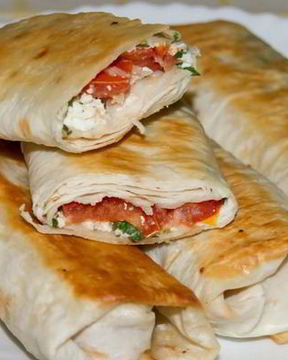 Рулеты из лаваша с творогом и помидорами