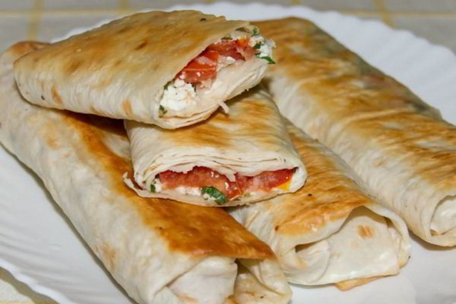 Рецепт рулетов из лаваша с творогом и помидорами