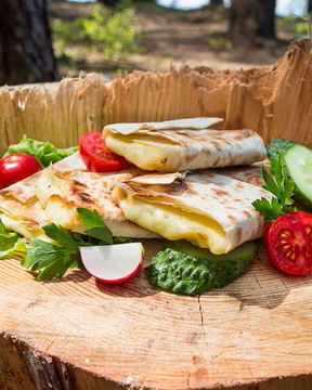 Сулугуни в лаваше на углях