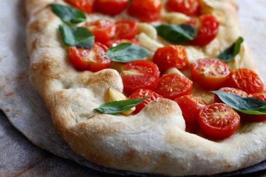 Рецепт фокаччи с помидорами и чесноком
