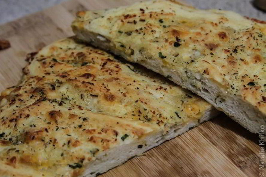 Рецепт фокаччи с сыром и ветчиной из индейки