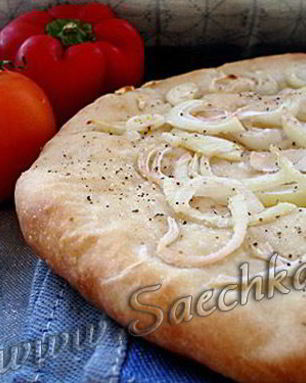 Фокачча с жареным луком и сыром