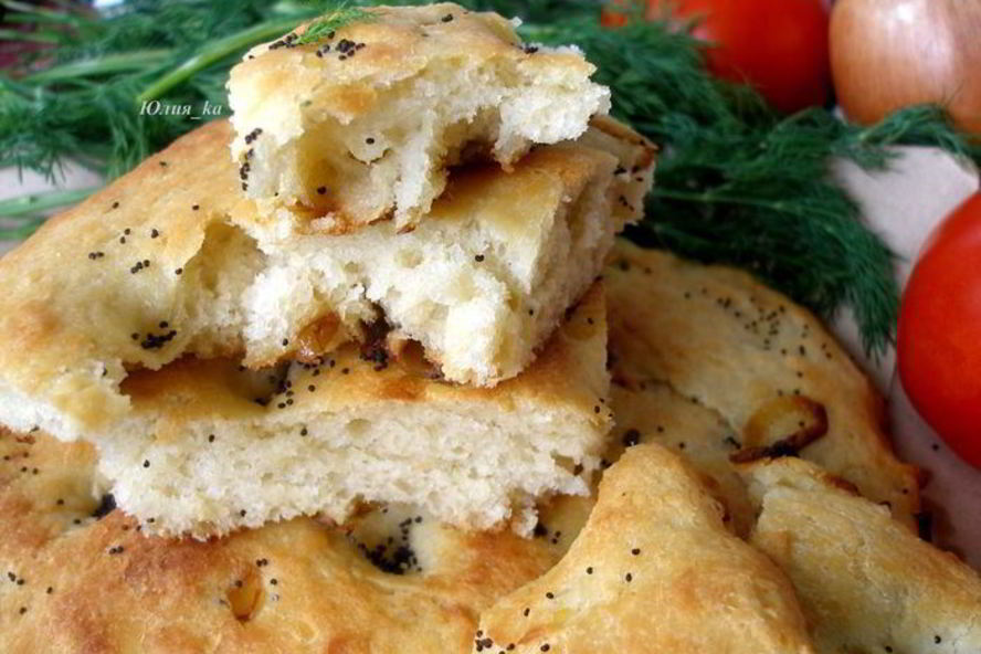 Рецепт картофельной фокаччи с жареным луком и маком